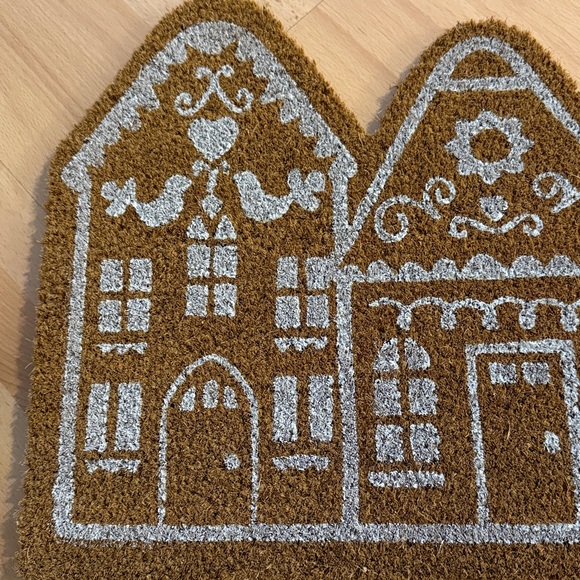 Target Bullseye’s Doormat shaped house - Picture 4 of 8